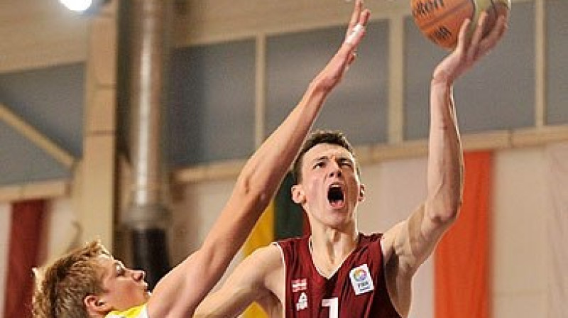 Rodions Kurucs: 21 punkts Latvijas U16 izlases spēlē ar Lietuvas kadetiem.
Foto: FIBAEurope (Romāns Kokšarovs)