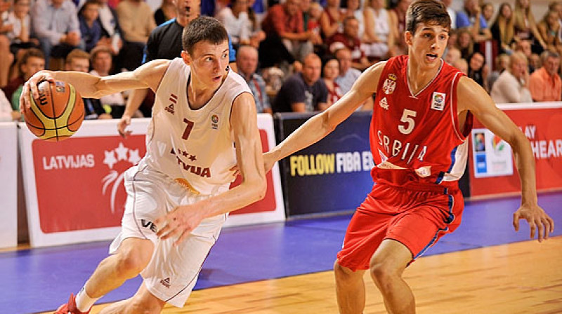 Rodions Kurucs: 8 punktu un 8 atlēkušās bumbas U16 izlases spēlē ar Serbijas kadetiem.
Foto: FIBAEurope (Romāns Kokšarovs)