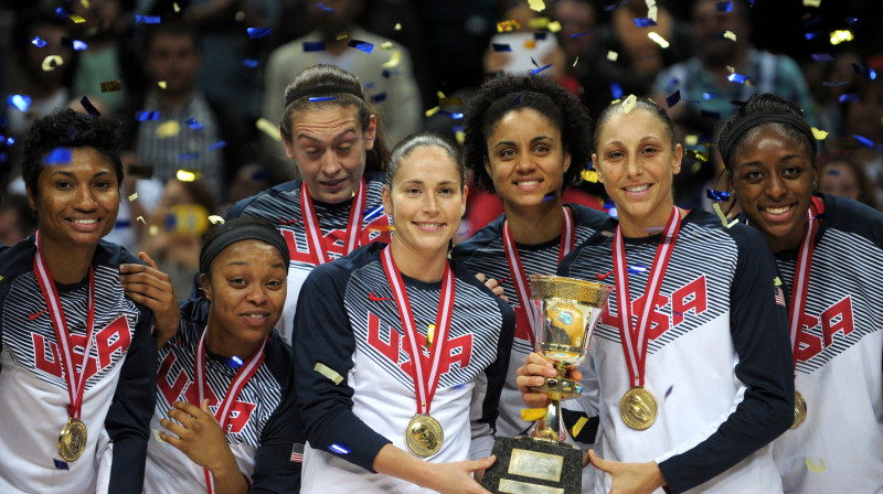 ASV basketbolistes, centrā Sjū Bērda un Daiana Taurasi, starp viņām divkārtējā pasaules čempione Kendisa Duprī
Foto: AFP/Scanpix