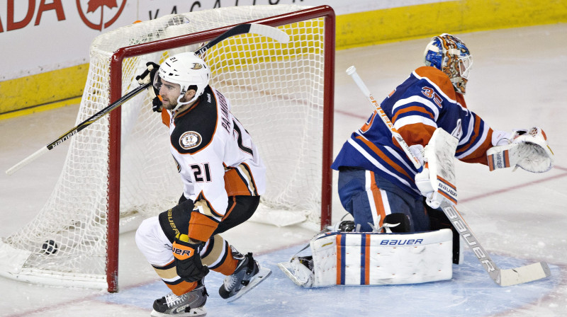 Kails Palmēri pārspēj Viktoru Fāstu, otrās trešdaļas sākumā panākot 2:0 Anaheimas "Ducks" labā. 
Foto: AP/Scanpix