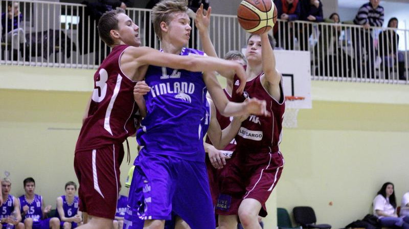 Niks Višņēvics un Anrijs Miška cīņā pret Somiju
Foto: www.basket.ee