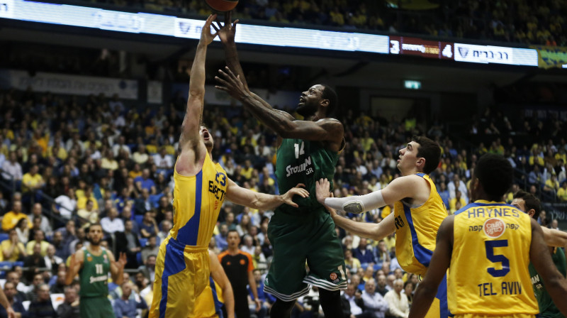 Džeimss Gists cīņā ar "Maccabi" basketbolistiem
Foto: AFP/Scanpix