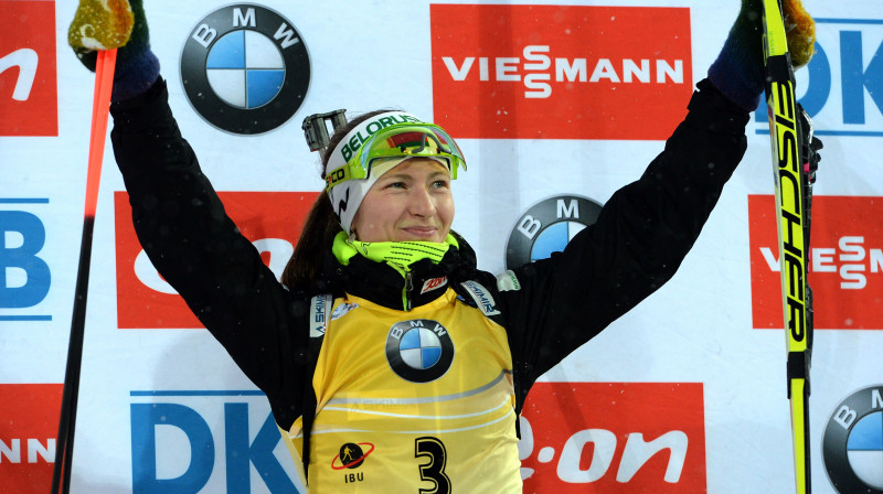 Darja Domračova ir pagaidām pēdējā, kas biatlonā paņēma "visu banku" - viņa tagad ir pasaules un olimpiskā čempione individuālajās distancēs, kā arī Pasaules kausa ieguvēja.
Foto: AFP