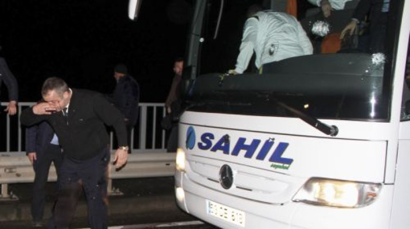 Pēc uzbrukuma... "Fenerbahce" šoferis guvis galvas traumu, bet spēlētāji nu jau drošības dienestu un mediju klātbūtnē atstāj autobusu
Foto: AFP/Scanpix