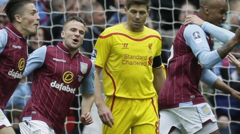 Stīvens Džerārds priecīgo "Aston Villa" spēlētāju ielenkumā
Foto: AP/Scanpix