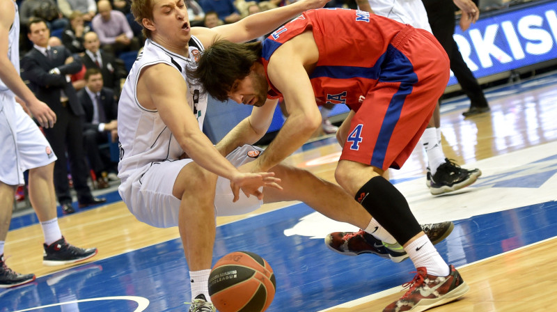 Dmitrijs Hvostovs aizsardzībā pret Milošu Teodosiču 
Foto: AFP/Scanpix