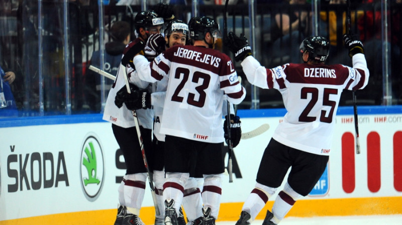 Latvijas hokeja izlase svin pirmo uzvaru pasaules čempionātā.
Foto: Edijs Pālens, Leta