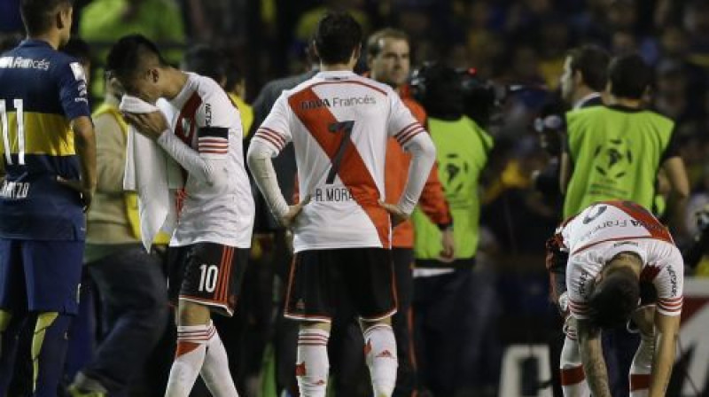 "River Plate" futbolisti cenšas iztīrīt acis
Foto: AP/Scanpix