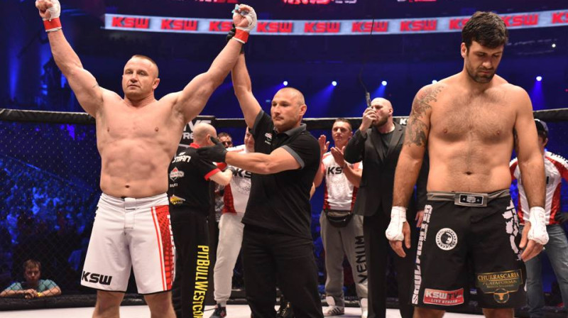 Mariušs Pudzinovskis (no kreisās) uzvarā pār Rolsu Greisiju
Foto: mmaweekly.com