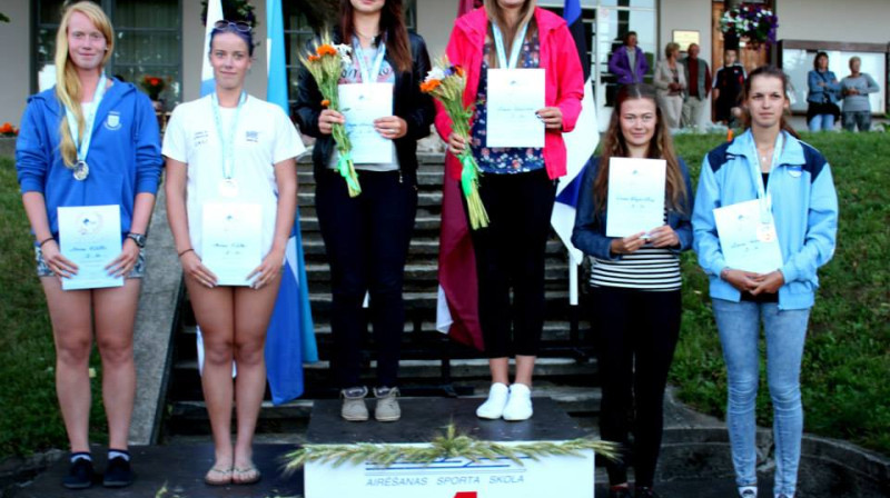 Inga Lange un Lana Bračka uz augstākā pakāpiena 
Foto: Latvian Rowing Sports School