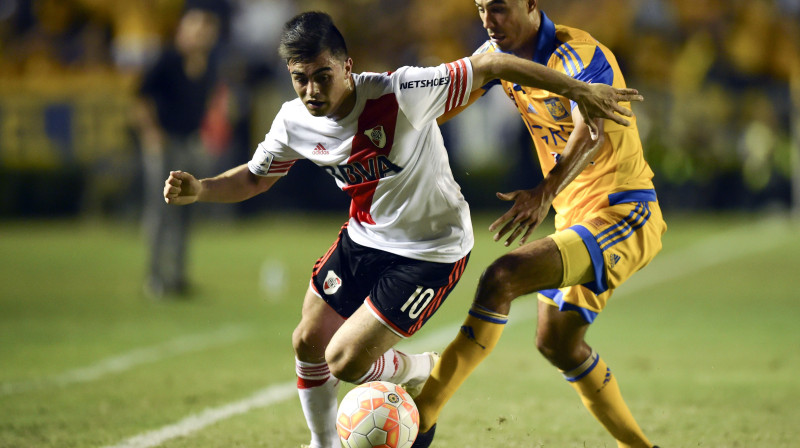 "River Plate" futbolists Gonsalo Martiness cenšas aizmukt no Gvido Pisarro. 
Foto: AFP/Scanpix