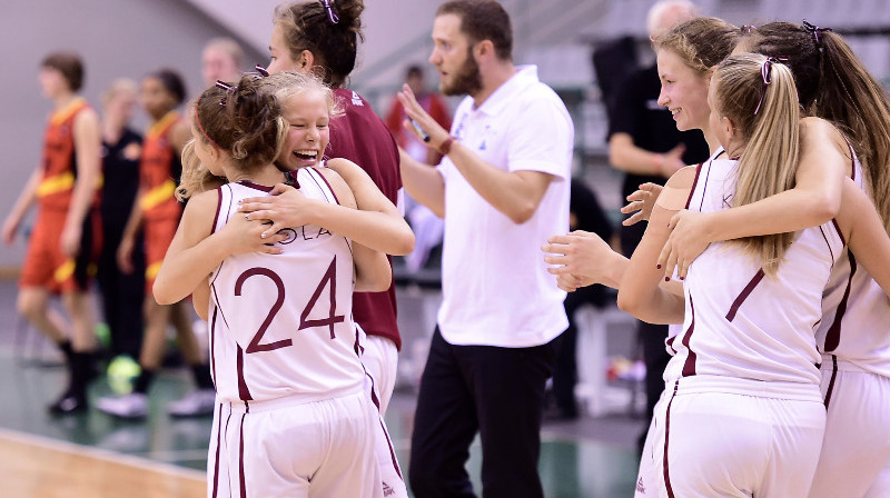 Latvijas U16 izlase: uzvara cīņā par vietu Eiropas čempionāta ceturtdaļfinālā.
Foto: FIBAEurope.com