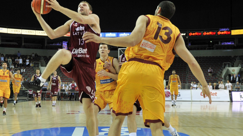 Jānis Strēlnieks: pirmie punkti jaunajā EuroBasket2015 grozā.
Foto: basket.lv