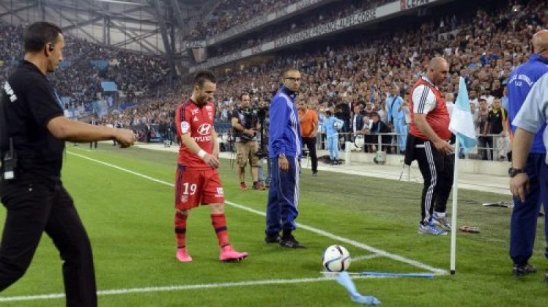 Matjē Valbuenā tiek aizsargāts no gružu lietus
Foto: AFP/Scanpix