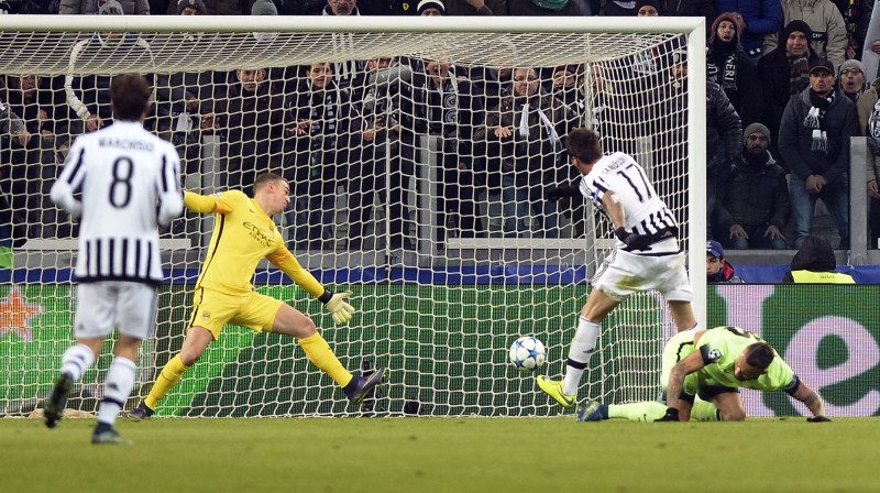 Mario Mandžukičs pārspēj Džo Hārtu 
Foto: AP/Scanpix