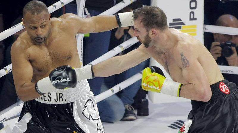 Rojs Džonss jaunākais (no kreisās) cīņā ar Enzo Mačarinelli
Foto: boxingscene.com