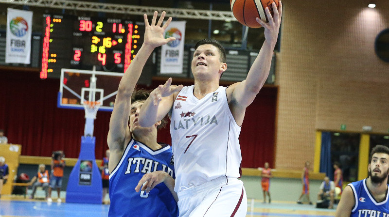 Rihards Lomažs Eiropas U20 čempionātā 2015.gadā.
Foto: FIBAEurope.com