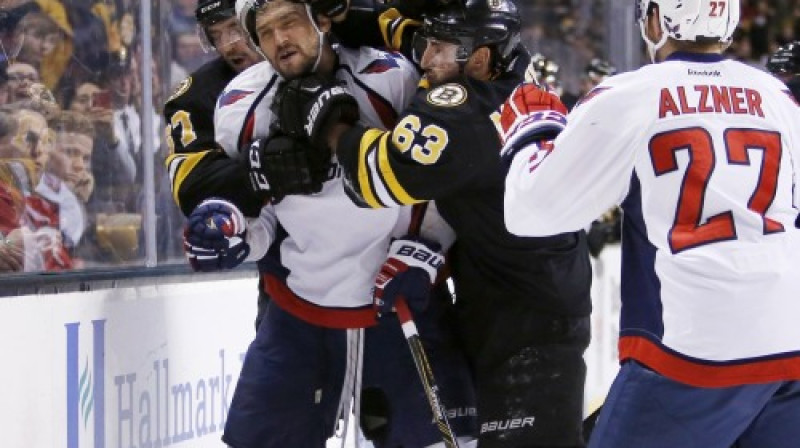 Bostonas "Bruins" spēlētāji metas pārmācīt Aleksandru Ovečkinu
Foto: AP/Scanpix