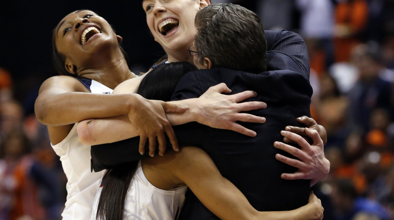 Džīno Oriemma, Briena Stjuarte, Morgana Taka un Moraija Džefersone: ceturtais NCAA tituls pēc kārtas
Foto: AFP/Scanpix