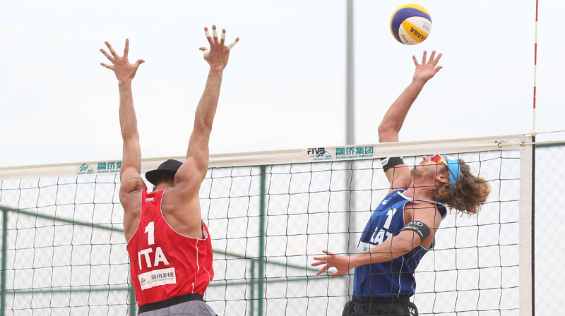 Aleksandrs Samoilovs uzbrukumā pret Itālijas duetu. 
Foto: FIVB