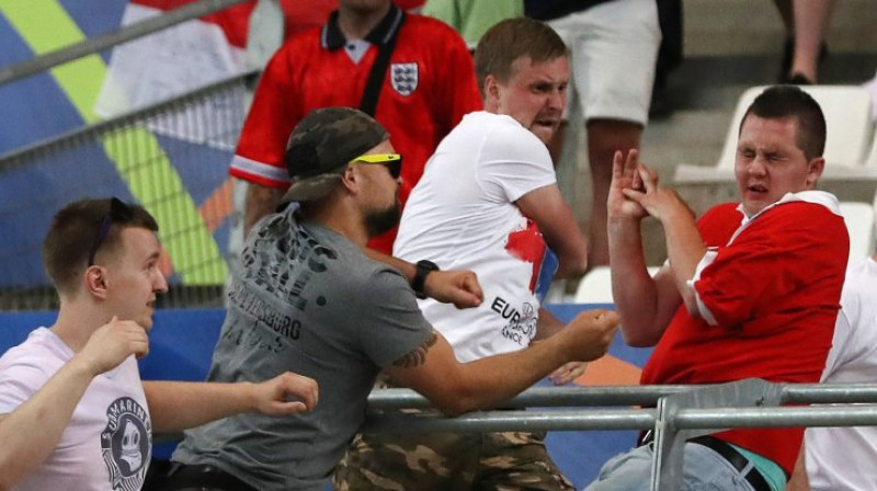 Krievu fani pēc spēles beigām uzbrūk anglim
Foto: AFP/Scanpix