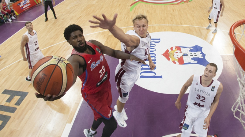 Jānis Timma pret NB spēlējošo puertorikāni Džonu Hollandu: šoreiz pārsvars sāncenša pusē.
Foto: FIBA.com