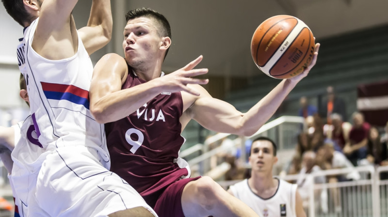 Rihards Lomažs: 29 punkti un 4 rezultatīvās piespēles U20 izlases spēlē ar Serbijas komandu.
Foto: FIBA.com
