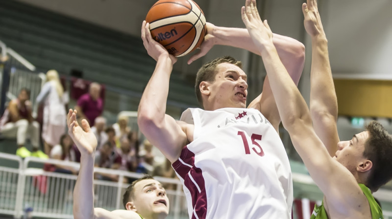 Klāvs Čavars: 19 punkti, 12 atlēkušās un Latvijas U20 izlases uzvara pār Slovēnijas komandu.
Foto: FIBA.com