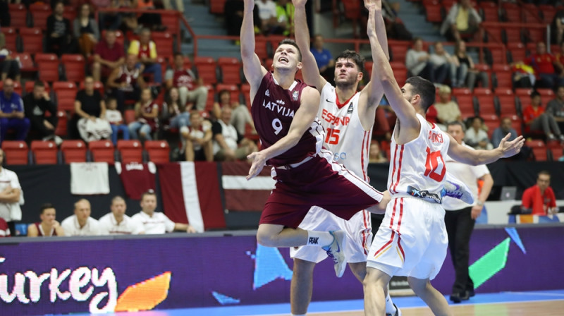 Rihards Lomažs: 31 punkts un 6 rezultatīvās piespēles Eiropas U20 čempionāta ceturtdaļfinālā, tomēr uzvarai pār Spāniju ar to nepietika.
Foto: FIBA.com