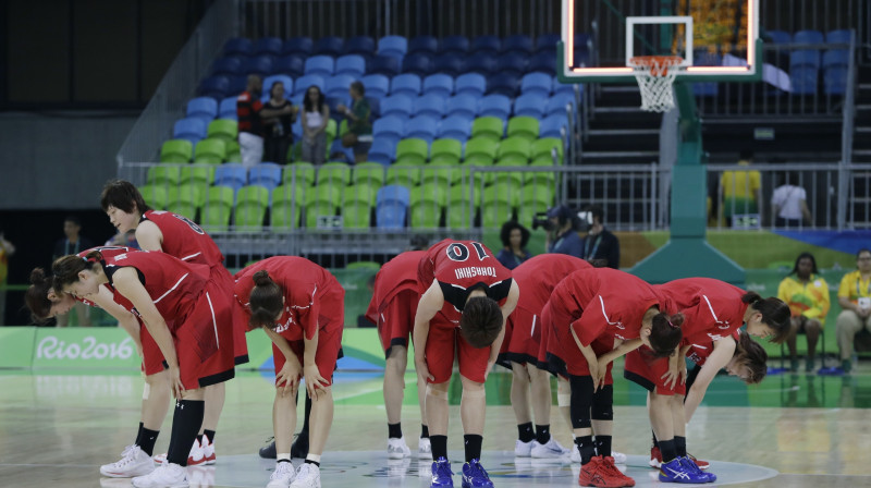 Japānas basketbolistes paklanās skatītājiem pēc uzvaras pār Baltkrieviju
Foto: AP/Scanpix