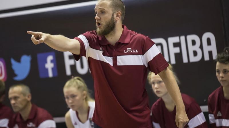 Latvijas U16 meiteū izlases galvenais treneris Kaspars Mājenieks.
Foto: FIBA.com
