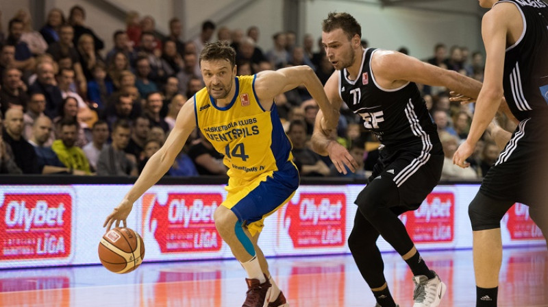 Kristaps Janičenoks (Ventspils) un Arns Labucks (VEF) 2017. gada 4. marta spēlē Rīgā
Foto: Vladislavs Proškins, f64