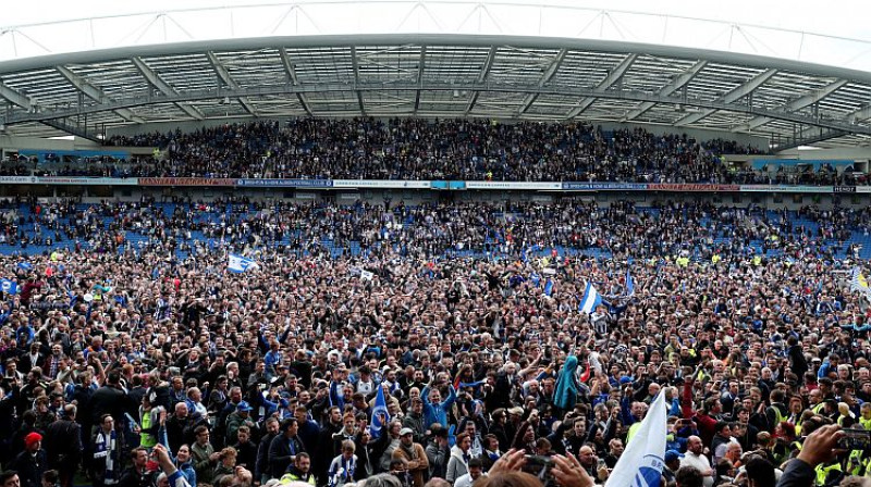 ''Brighton'' fanu pūļa invāzija laukumā pēc uzvaras šodienas mačā
Foto: PA/Scanpix