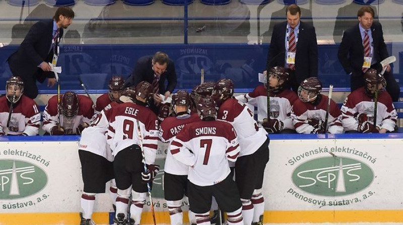 Latvijas U-18 izlases treneris (spēlētāju vidū) Igors Smirnovs
Foto: http://u18worlds2017.iihf.com/