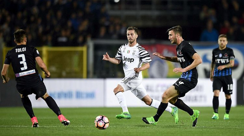 Mirelems Pjaničs starp diviem "Atalanta" futbolistiem
Foto: AFP/Scanpix