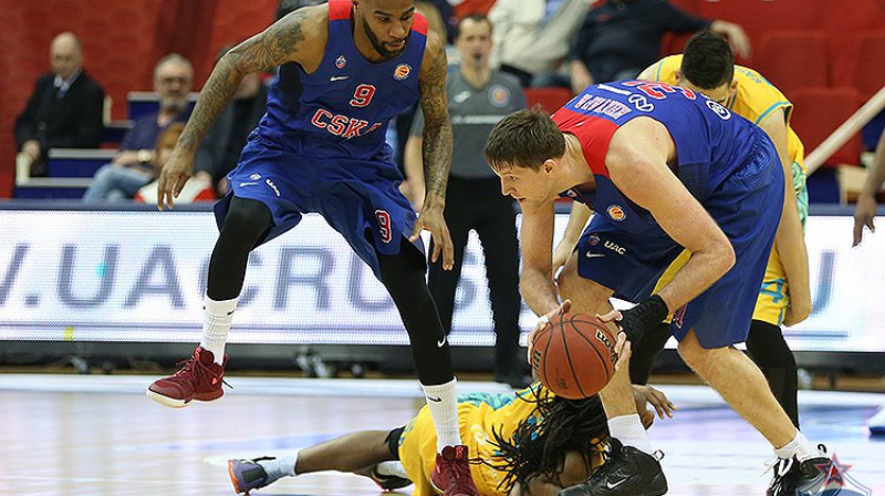 Ārons Džeksons un Viktors Hrjapa (CSKA)
Foto: cskabasket.com