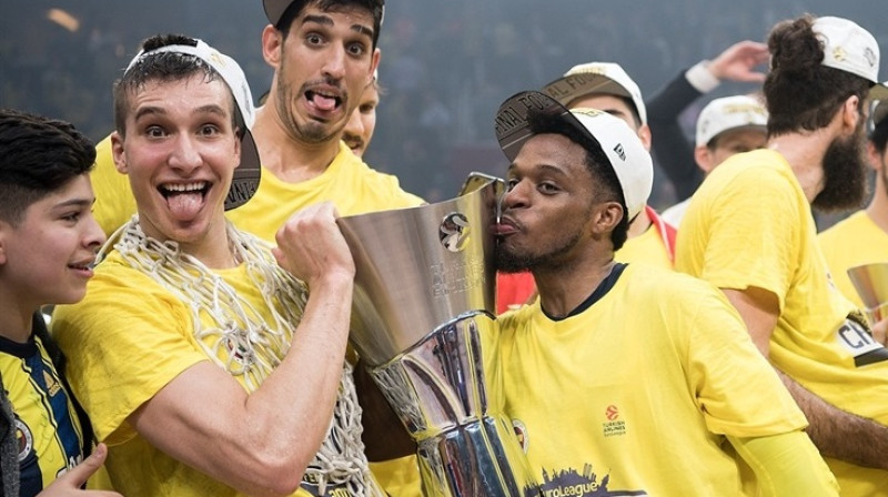 Bogdans Bogdanovičs un Bobijs Diksons ar ULEB Eirolīgas trofeju
Foto: Euroleague.net