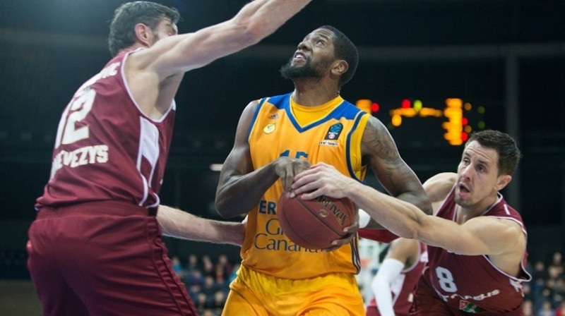 Rojss O'Nīls cīņā ar letuviešiem Kšištofu Lavrinoviču un Mindaugu Lukauski
Foto: eurocupbasketball.com