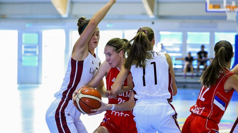 Janeta Rozentāle un Māra Mote spēlē pret Serbiju 
Foto: FIBA