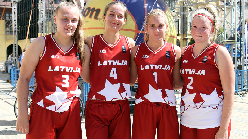 Latvijas U18 izlases basketbolistes Debrecenā (no kreisās): Ligita Līga Golovko, Elīna Elizabete Pabērza, Diāna Dude, Annija Skārleta Ķergalve
Foto: Renārs Buivids