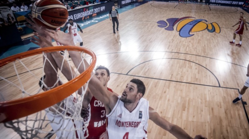 Nikola Vučevičs cīņā pie groza
Foto: FIBA.com