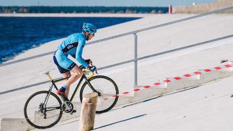 Dmitrijs Sorokins pieveic Rīgas HES dambi
Foto: Kaspars Suškevičs (labafotostudija.lv)