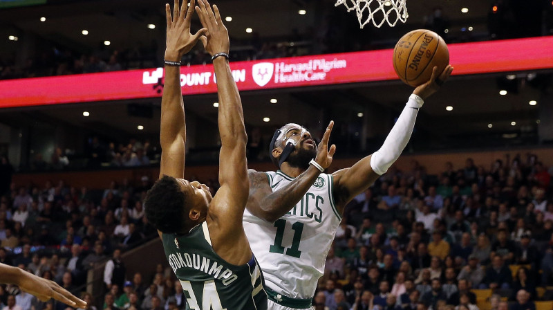 Kairijs Ērvings un Jannis Adetokunbo
Foto: AP/Scanpix