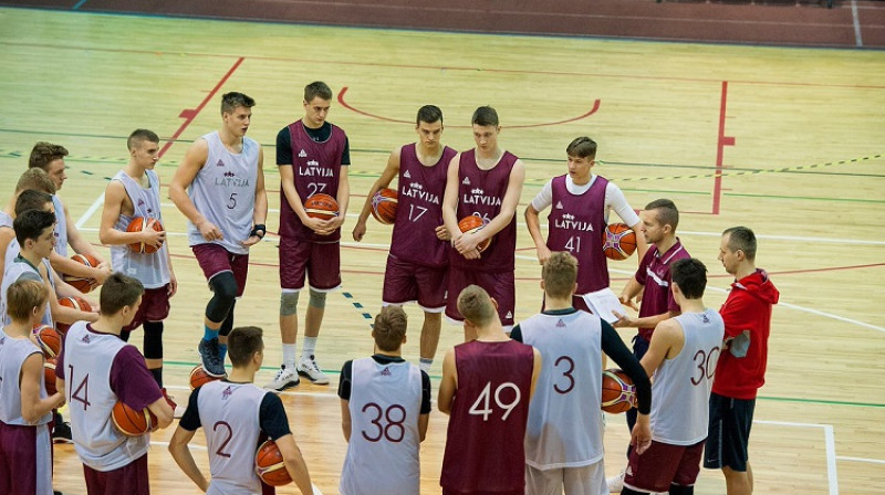 Latvijas U18 izlases kandidāti Salaspilī
Foto: basket.lv