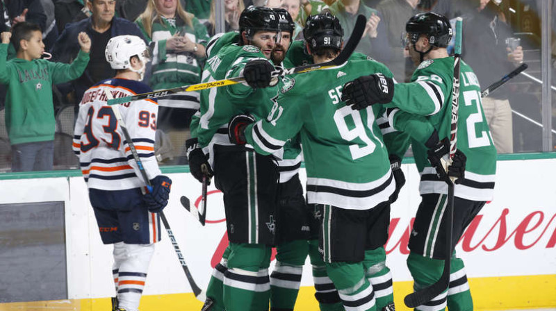 Dalasas "Stars" hokejisti svin vārtu guvumu spēlē pret Edmontonas "Oilers" (5:1)
Foto: Glenn James/NHLI/Getty Images