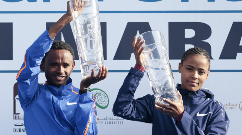 Dubaijas maratona uzvarētāji Mosinets Žeremē un Roza Dereje Bekele
Foto: Scanpix/AP