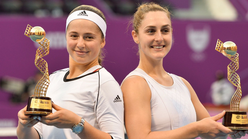 Aļona Ostapenko un Gabriela Dabrovski. Foto: EPA/Scanpix