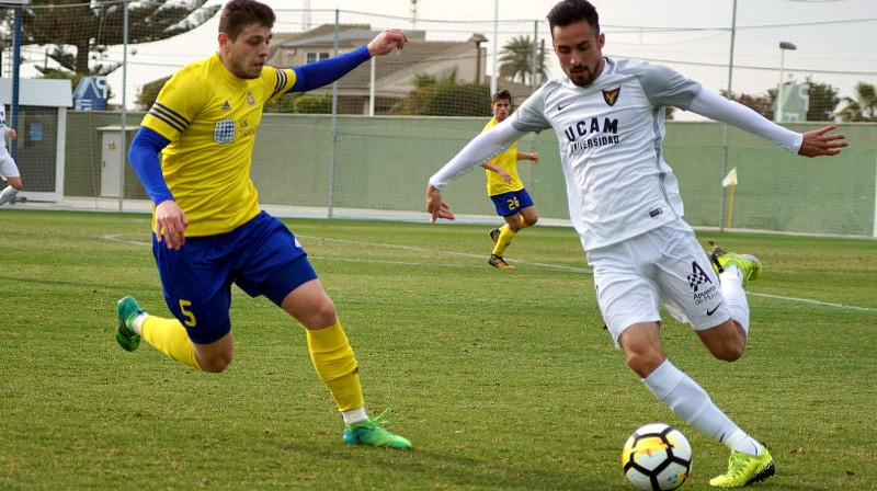 Artjoms Solomatovs uzmana spāņu futbolistu.
Foto: UCMA Murci C.F.