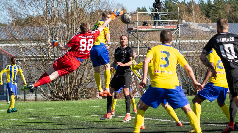 Lidojošais Vitālijs Meļņičenko 
Foto: Raitis Supe