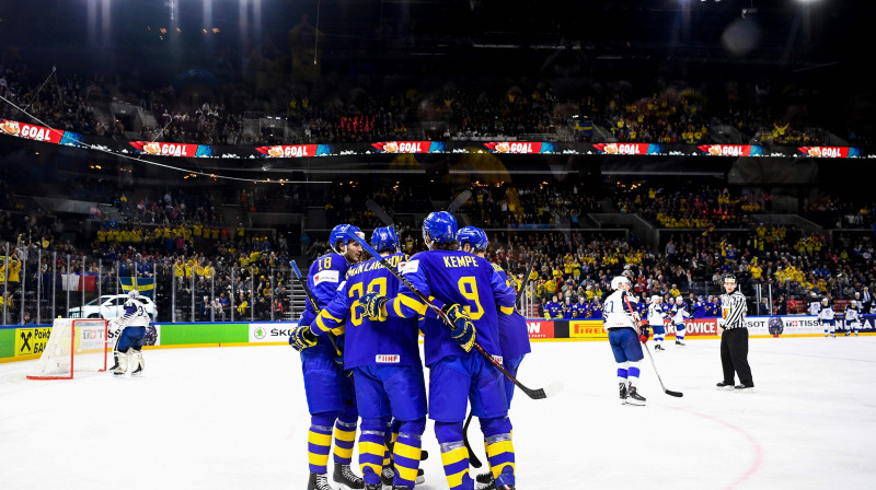Zviedrijas hokejisti pēc gūtajiem vārtiem pret Franciju
Foto: AFP / Scanpix